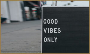 A sign twhich says Good Vibes Only